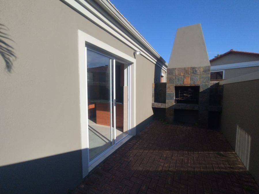 5 Bedroom Property for Sale in Wavecrest Eastern Cape